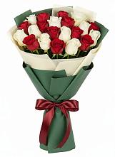 Букет Микс из красных и белых роз в Сазоново