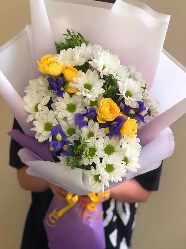 Букет цветов из: Ирисы, Хризантемы и Розы в Сазоново