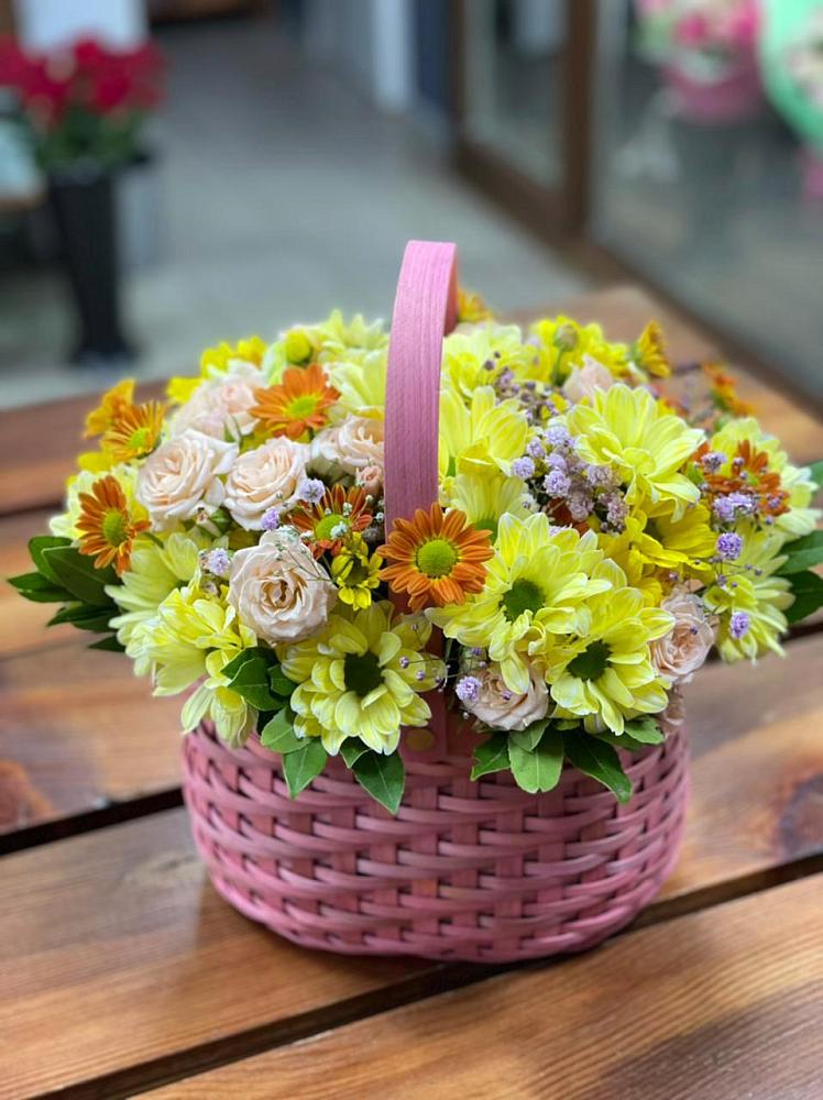 Цветочная композиция из Хризантемы и Розы в корзине в Сазоново