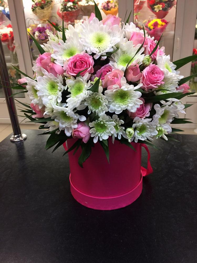 Цветочная композиция из Розы и Хризантемы в шляпной коробке в Сазоново