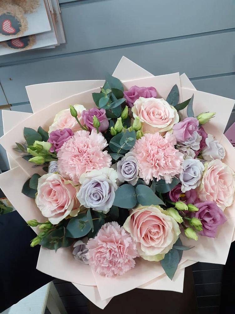 Букет цветов из: Розы, Гвоздики и Лизиантусы в Сазоново