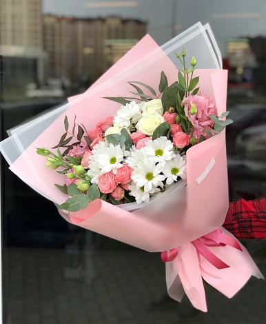 Букет цветов из: Розы, Лизиантусы и Хризантемы в Сазоново